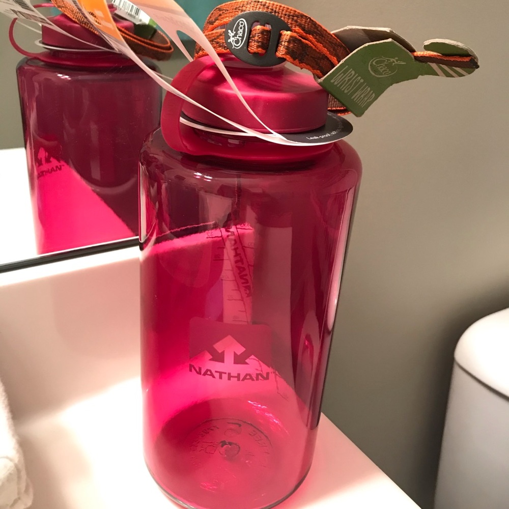 💕💕Nathan water bottle w/Chaco bracelet 💕💕